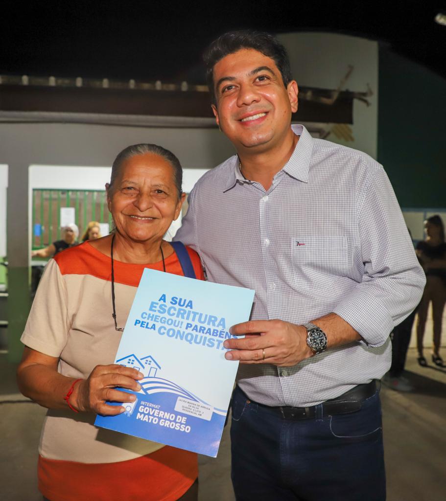 318 famílias de Várzea Grande conquistam títulos definitivos de seus lares