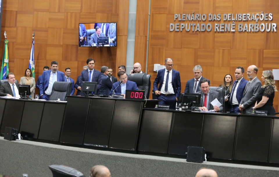 AL aprova projeto de Cattani que permite a armar mulheres com medida protetiva: "minha filha poderia estar viva"