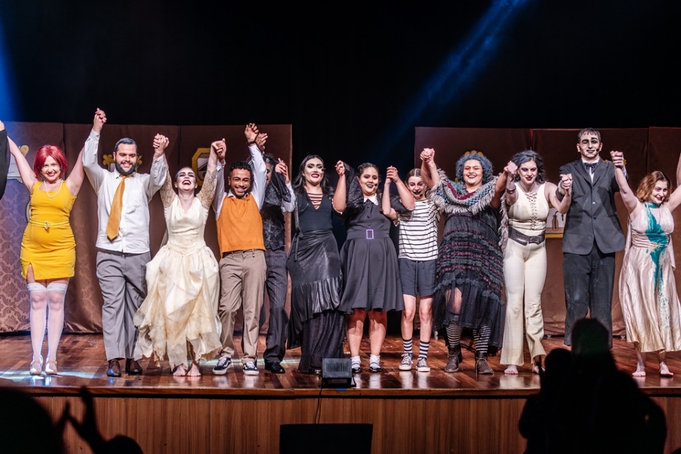 'Aladdin', 'Mamma Mia', 'Família Addams' e mais: espetáculo celebra 10 anos de grupo de teatro musical