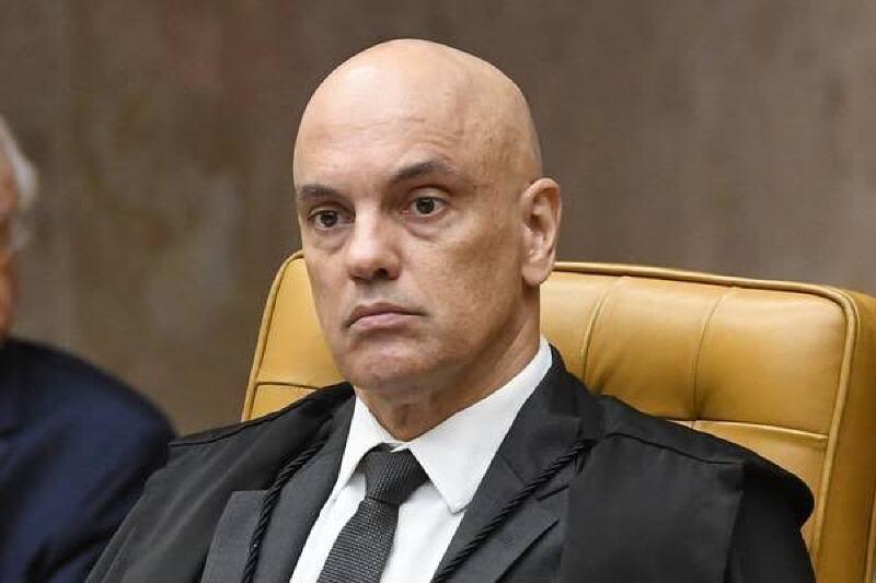 Alexandre de Moraes foge de coletiva de imprensa com a desculpa ‘vou ao banheiro’
