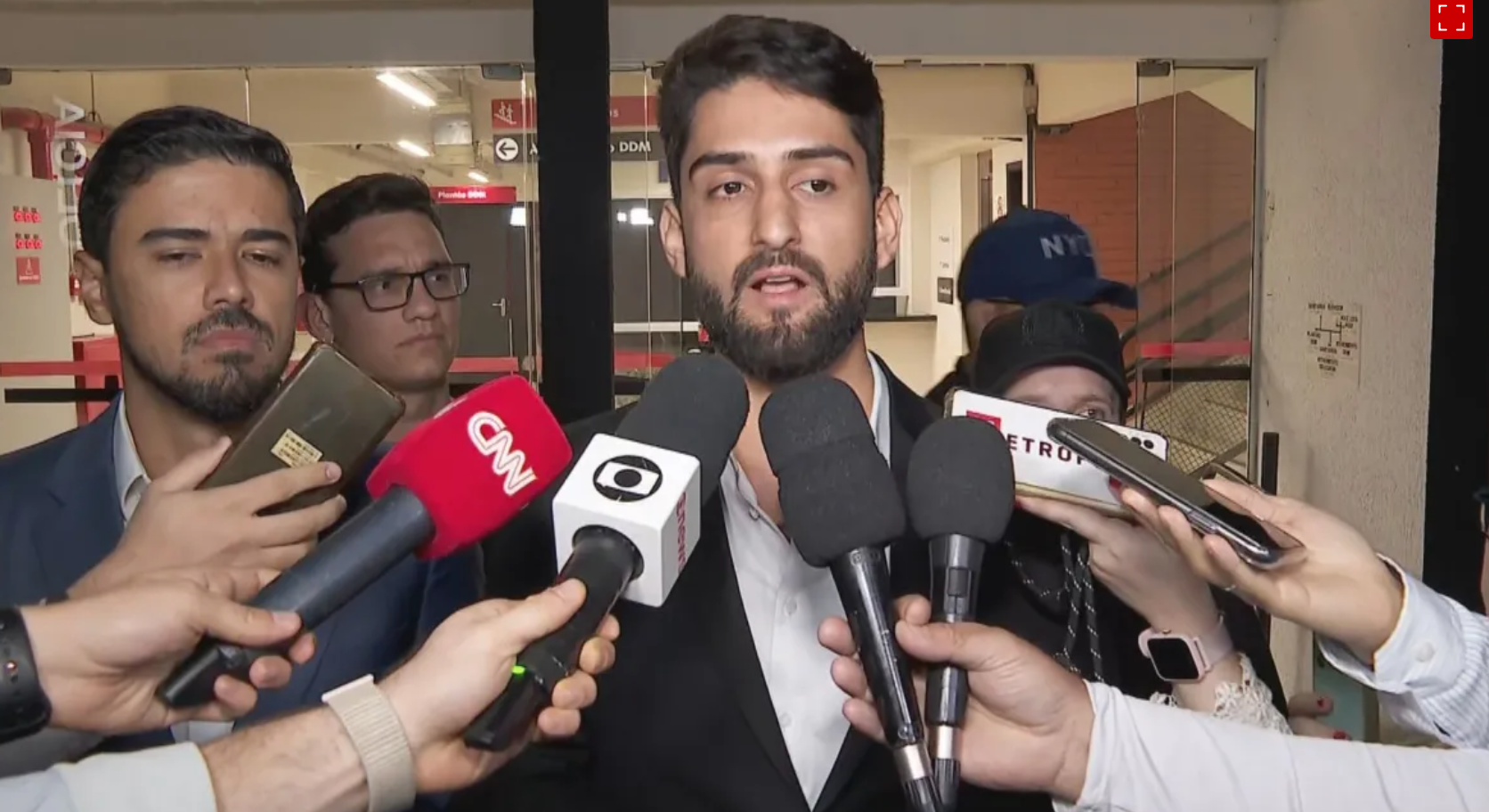 Assessor de Marçal presta depoimento e deixa delegacia após dar soco em marqueteiro de Nunes