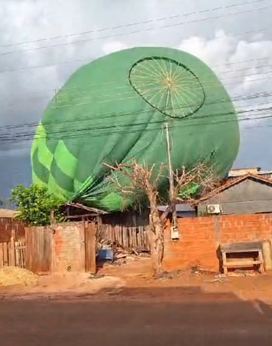 Balão do Sicredi pega fogo e cai com piloto e auxiliar em Brasnorte
