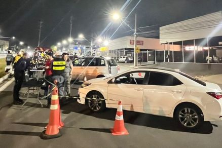Blitz prende oito motoristas bêbados e remove 66 veículos