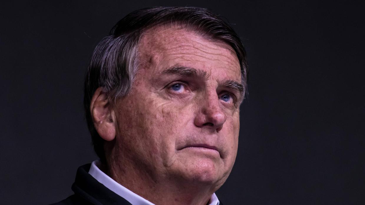 Bolsonaro apresenta defesa, nega golpe e insiste que julgamento ocorra no plenário