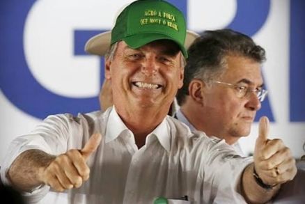 Bolsonaro fala em dar esclarecimentos e ouve coro por sua volta