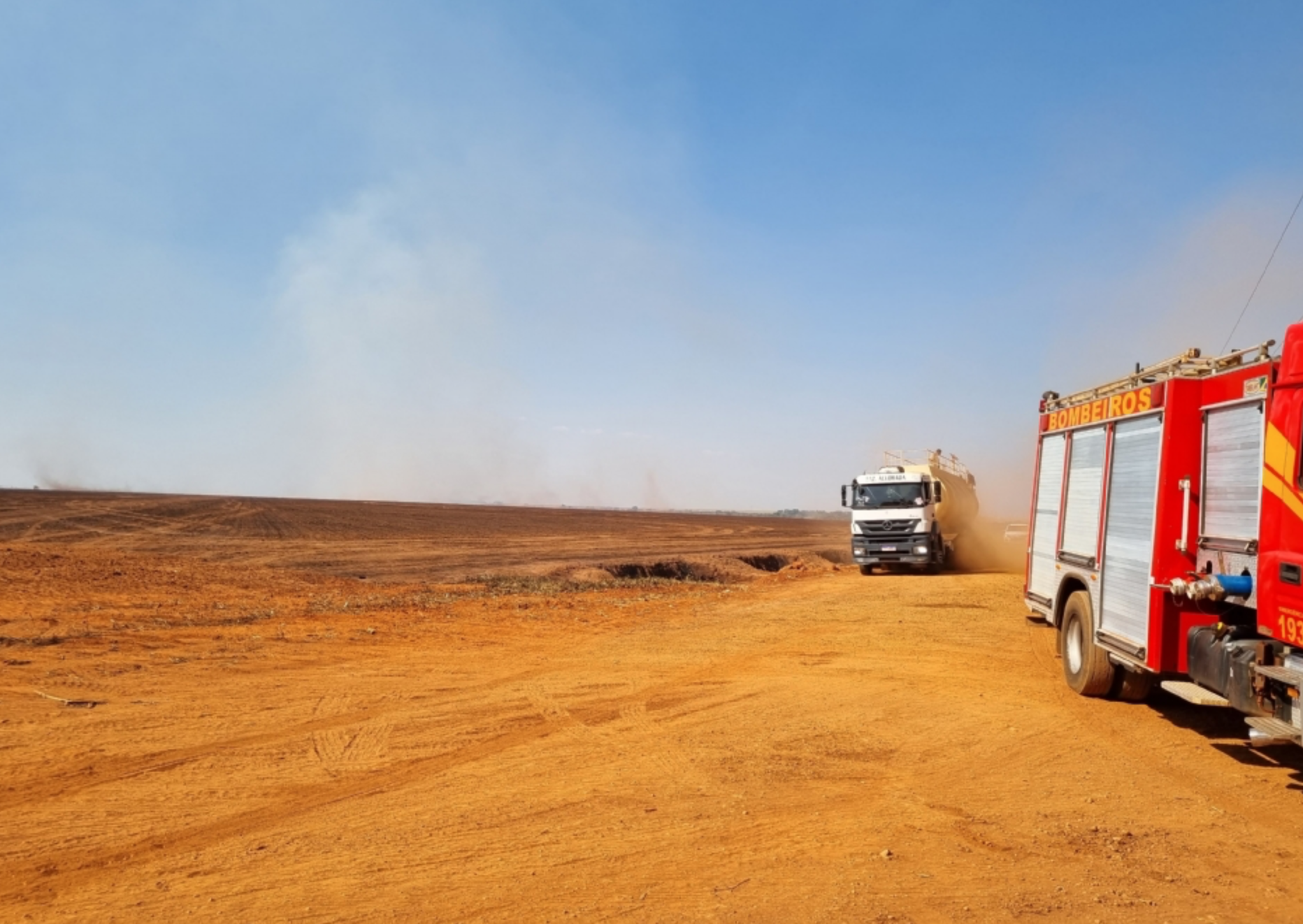 Bombeiros precisaram de 20 caminhões-pipa para controlar incêndio 'gigantesco' em Campo Novo; causa será investigada