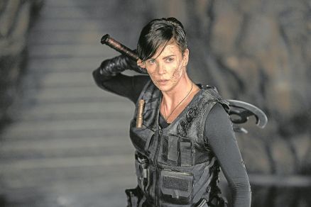 Charlize Theron: "Não consigo andar, não consigo ir ao banheiro"