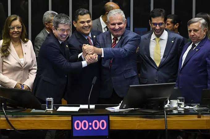 Congresso aprova Orçamento de 2025 com R$ 50 bilhões em emendas e vale gás