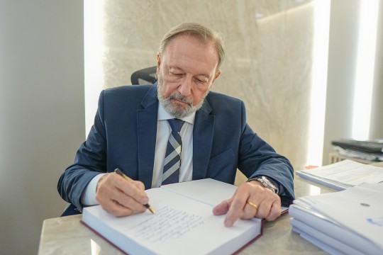 Conselheiro José Carlos Novelli recebe nota máxima em tese de doutorado sobre mesas técnicas