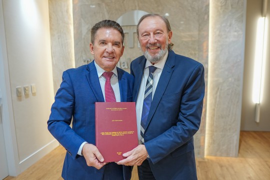 Conselheiro Novelli entrega tese de doutorado sobre mesas técnicas ao presidente do TCE-MT e ao governador Mauro Mendes