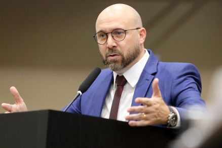 Deputado Beto Dois a Um Critica Verba Destinada à Operação Tapa-Buracos em Cuiabá