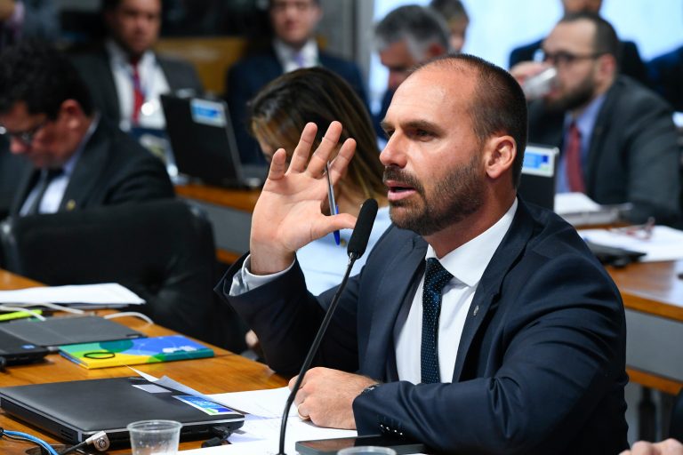 Eduardo Bolsonaro pede licença do cargo de deputado para viver nos EUA