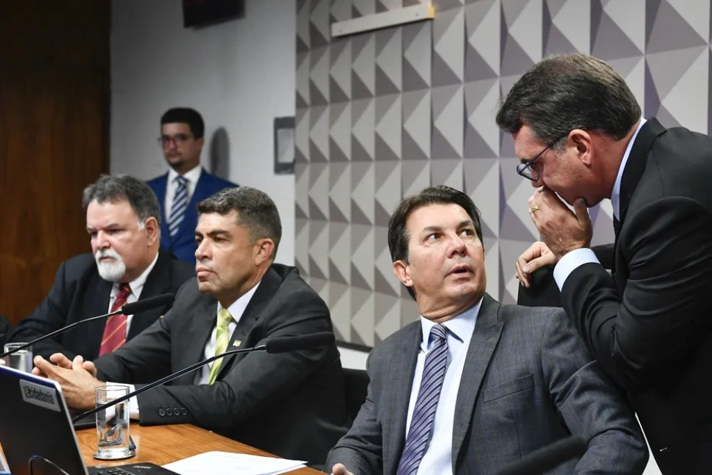 Ex-assessor confirma ter feito pagamento de boleto para família Bolsonaro