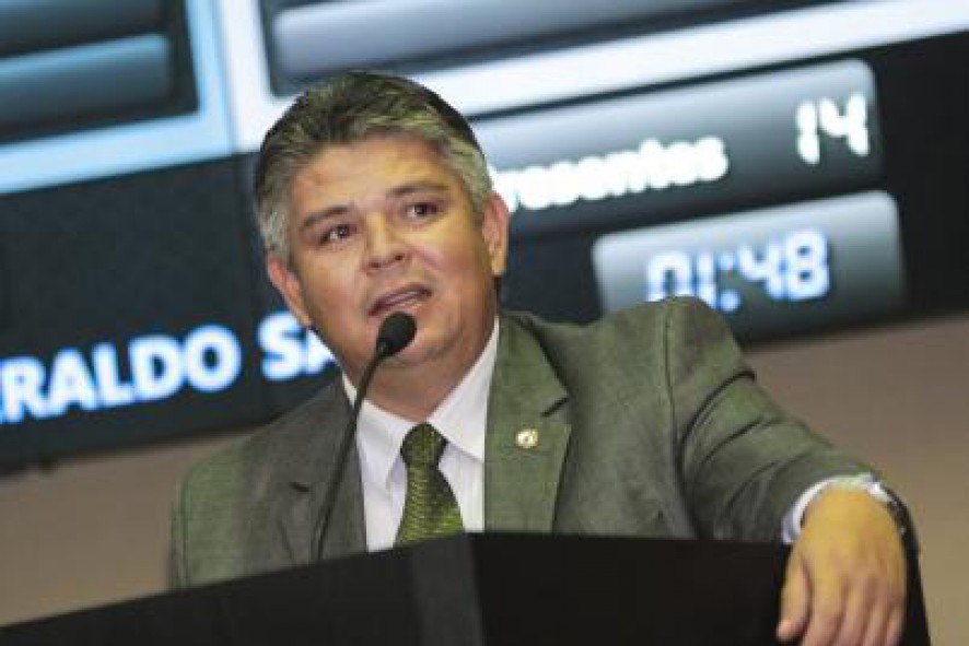 Ex-deputado alega dificuldade financeira e juíza parcela condenação
