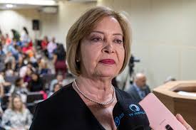 Faixa na Posse de Desembargadores em Cuiabá Pede "Reeleição Já" para Presidente do Tribunal de Justiça