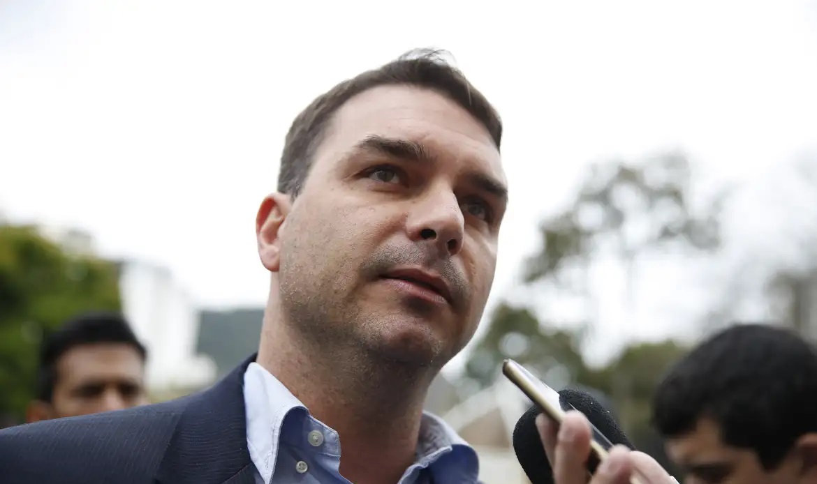 Flávio Bolsonaro troca marqueteiro da pré-campanha à Presidência após crise com caso Vorcaro