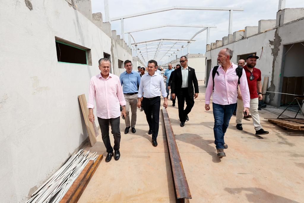 Governador e Desembargador vistoriam obras de Escola que está sendo executada com mão de obra de reeducandos