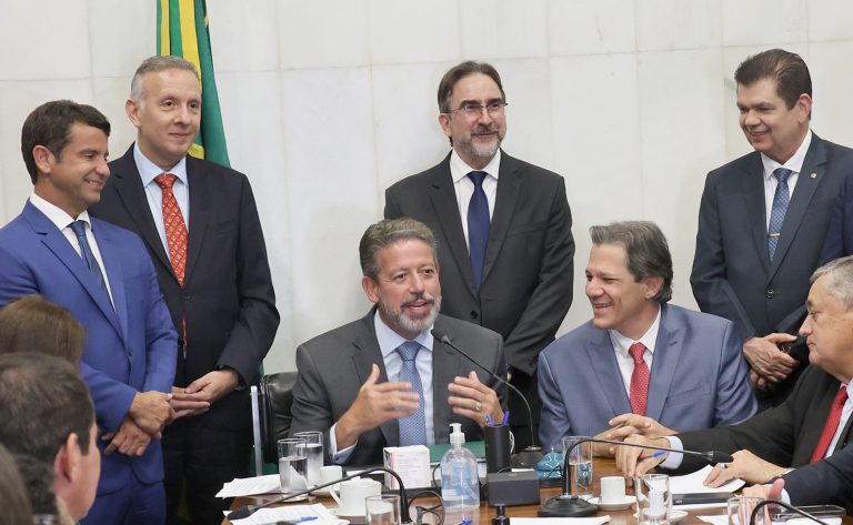 Haddad entrega pessoalmente projeto da tributária a Lira e Pacheco