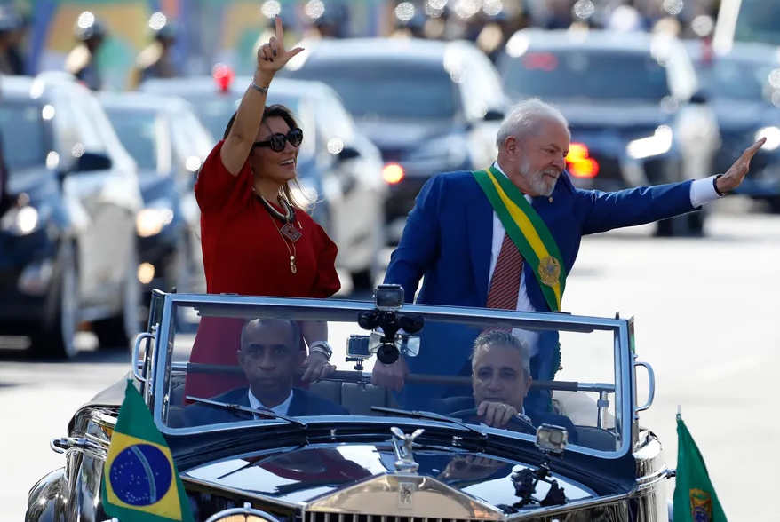 Janja 'faz o L' a apoiadores ao chegar ao desfile de Sete de Setembro com Lula