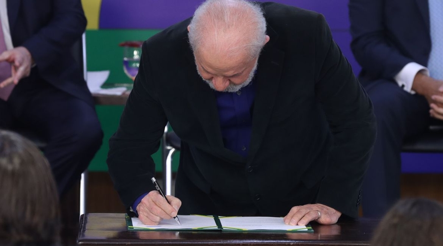 Lula assina medida provisória para taxar fundos de super ricos