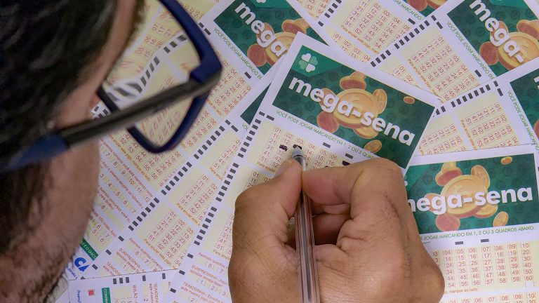 Mega-Sena vai sortear prêmio de R$ 100 milhões na próxima quinta-feira