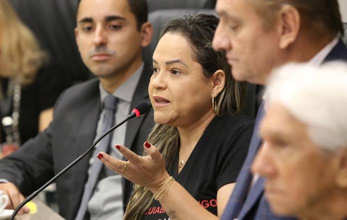 Papelão no STF "Ministro do STF reprova conduta da esposa do deputado Wilson Santos durante audiência sobre lei do Transporte Zero"