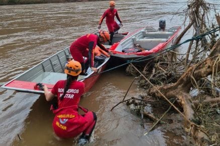 Bombeiros encontram corpo de jovem que caiu de embarcação no Rio São Lourenço em Juscimeira