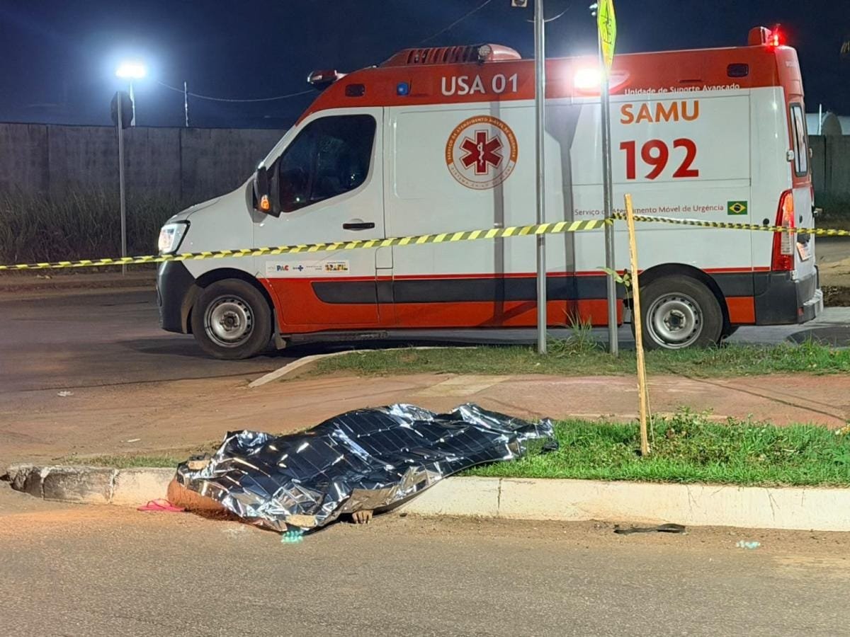 Mulher morre atropelada por carreta ao descer de motocicleta em Cuiabá