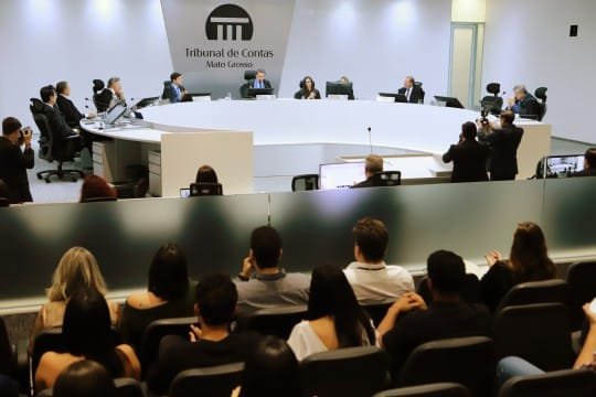 TCE-MT suspende contrato de R$ 42,6 milhões para terceirização de merenda escolar em Sinop