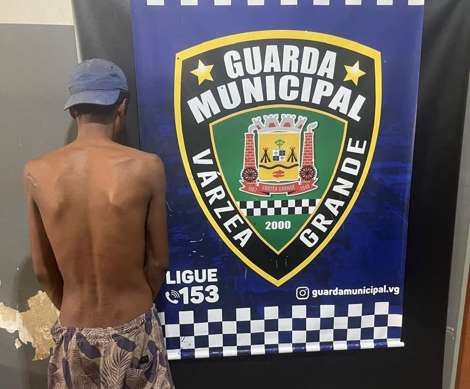 Homem é detido após roubar farmácia e ameaçar funcionários com faca no centro