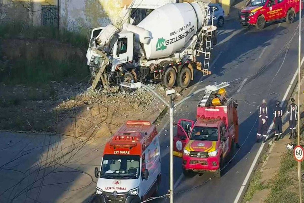Caminhão derruba poste e causa interdição na Avenida Ulisses Pompeu de Campos em Várzea Grande
