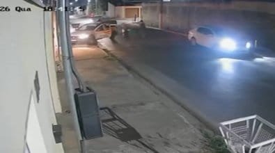 Dupla armada invade residência, faz casal refém e rouba carro em Várzea Grande