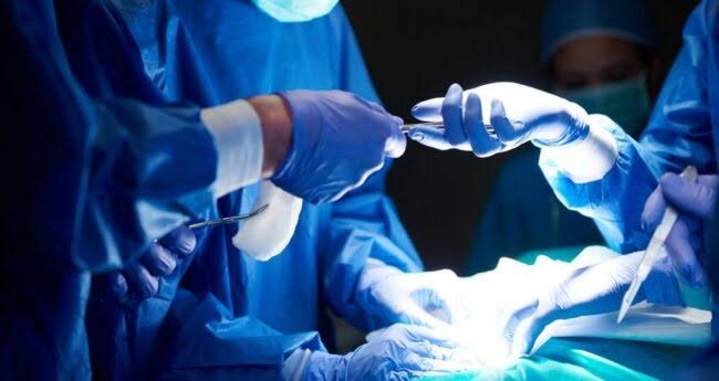 Médico é indiciado por lesões em cirurgias plásticas e falsificação de documentos em Mato Grosso