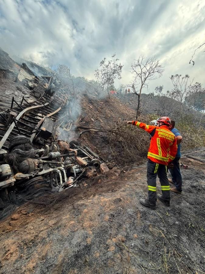 Motorista morre carbonizado após carreta cair em ribanceira na BR-070 em Cáceres