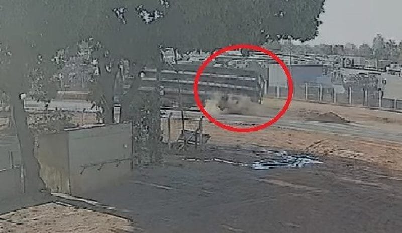 Câmera de segurança registra tombamento de carreta com porcos em Várzea Grande