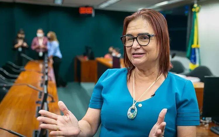 Rosa Neide critica Flávio Bolsonaro por falta de propostas e promessas vazias na campanha presidencial