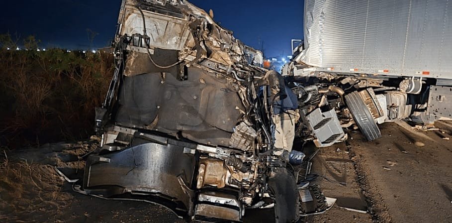 Acidente grave entre duas carretas na BR-163 deixa dois feridos em Sinop; motorista em estado crítico