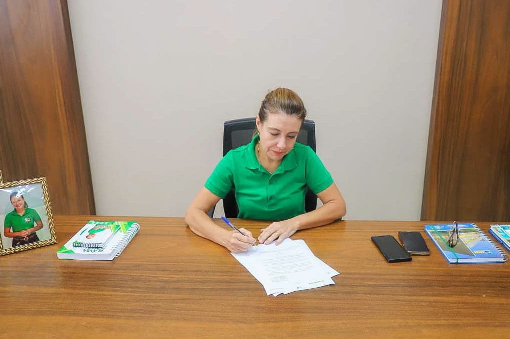 Prefeita de Várzea Grande sanciona quatro leis que valorizam servidores e reorganizam carreiras públicas