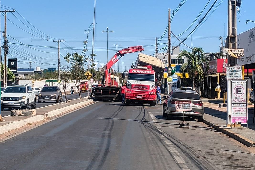 Caminhão-guincho derruba cabos de energia em Várzea Grande e interdita avenida principal