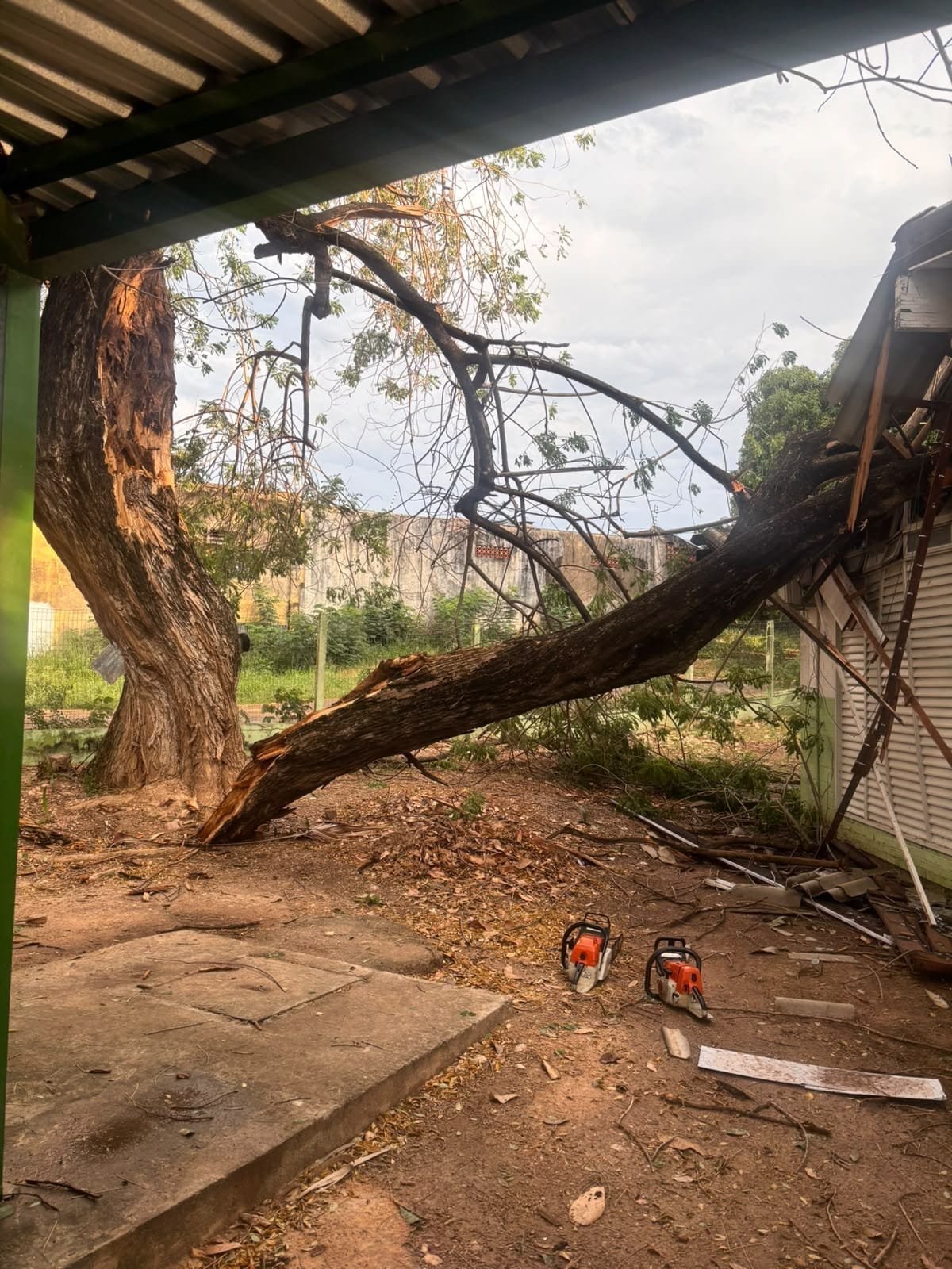 Prefeitura de Cuiabá oferece suporte a enfermeira atingida por árvore e realoca serviços da USF Lixeira Baú