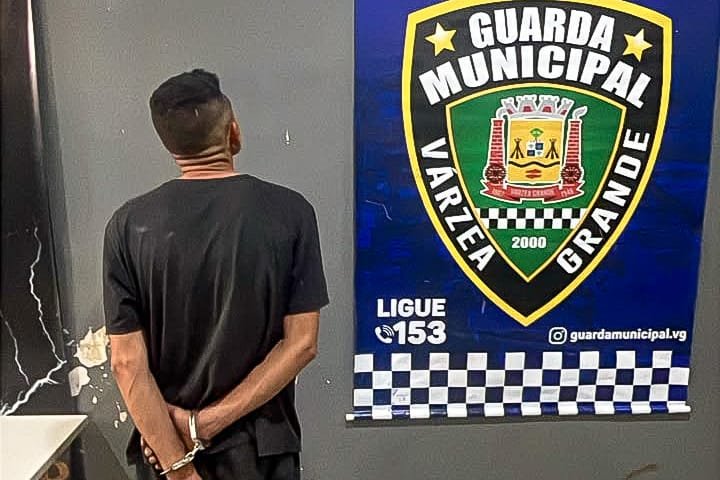 Motorista embriagado e sem habilitação é detido após colidir veículo contra casa em Várzea Grande