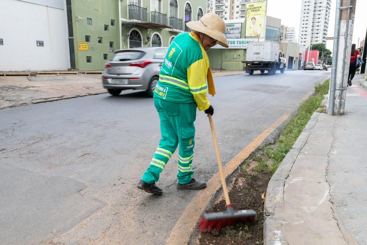 Operação Eleições Limpas: Cuiabá mobiliza 210 garis para limpeza dos locais de votação