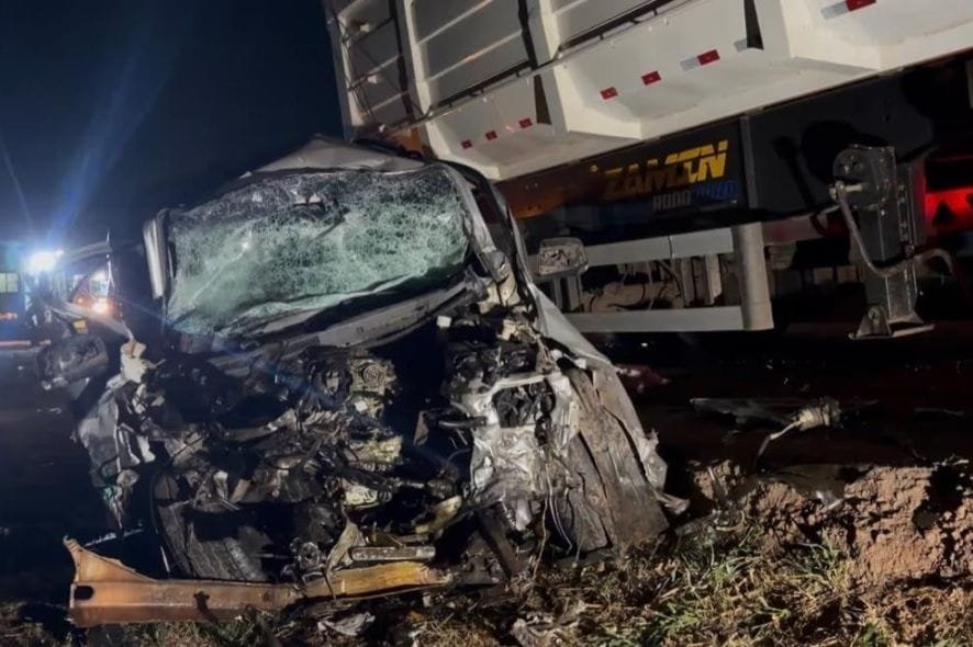 Motorista morre em colisão frontal entre carro e carreta na BR-070 em Várzea Grande