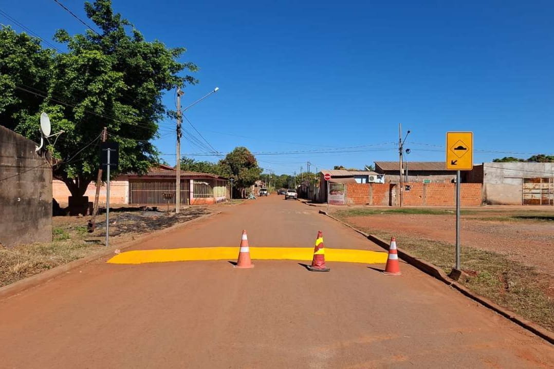 Várzea Grande intensifica segurança viária com instalação de quebra-molas e sinalização em 26 bairros