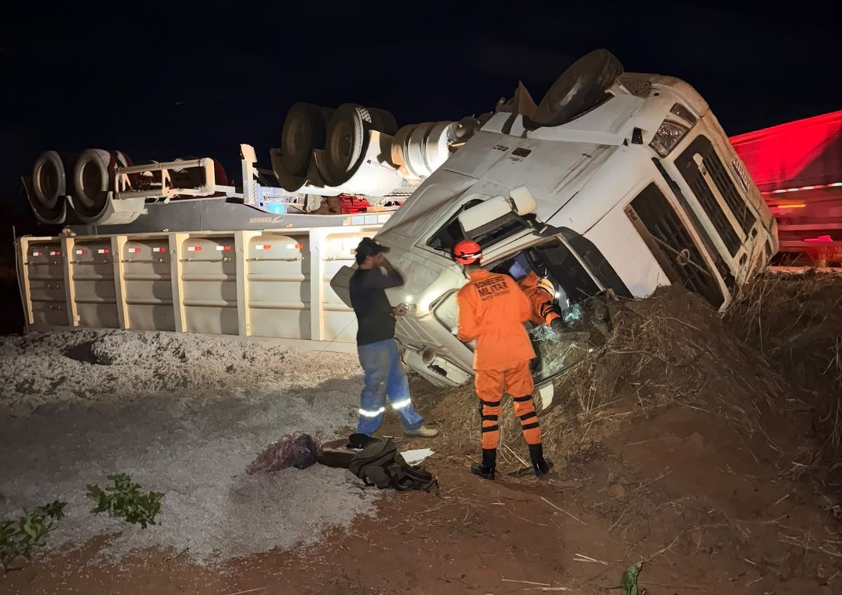 Motorista de 53 anos morre após carreta tombar na rodovia MT-235 em Mato Grosso