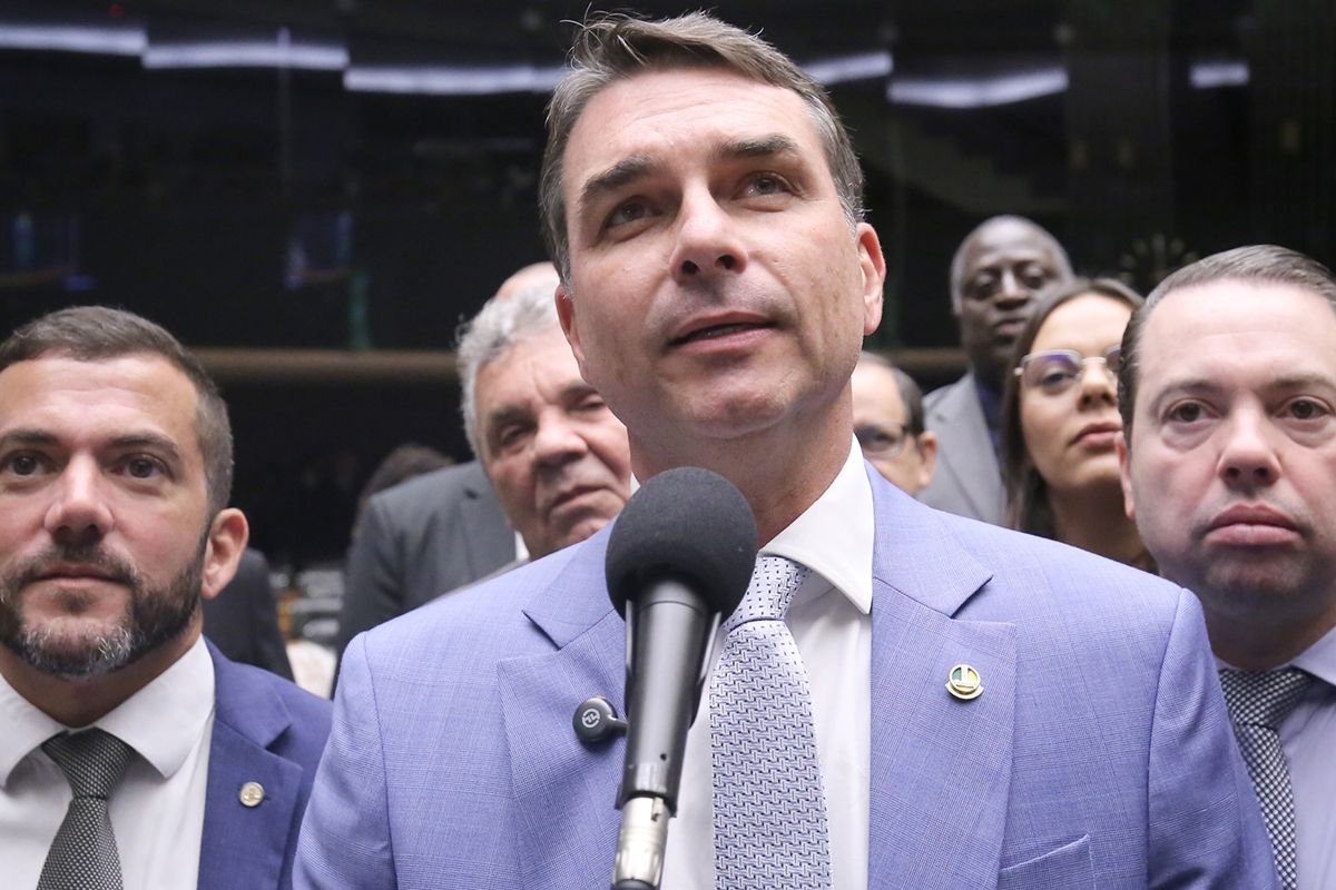 Flávio Bolsonaro questiona recebimentos de esposa de Alexandre de Moraes em novo ataque ao ministro