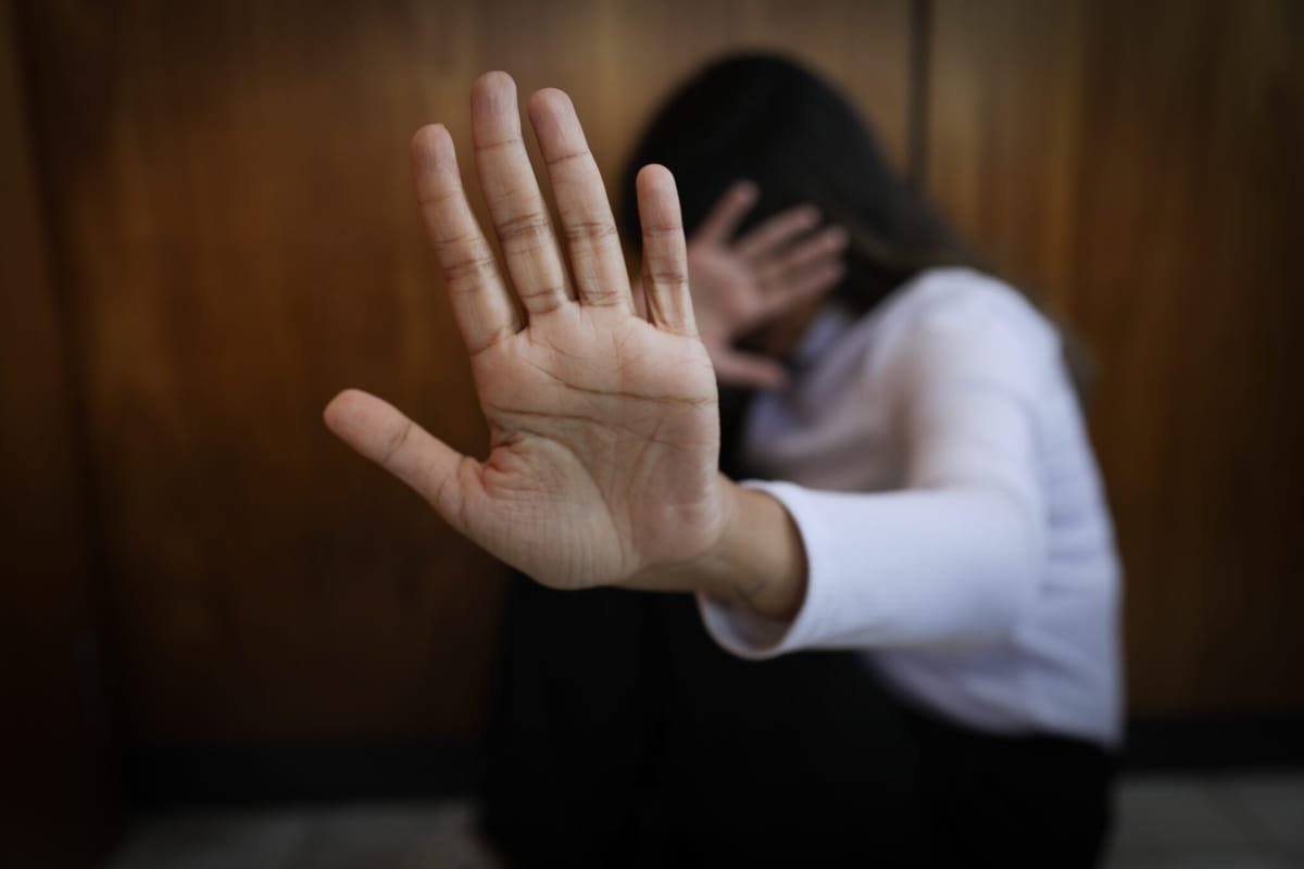 Homem é preso em flagrante por agredir esposa com arma branca enquanto dormia em MT