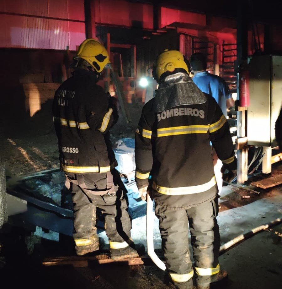 Bombeiros controlam incêndio em madeireira de Sinop durante madrugada