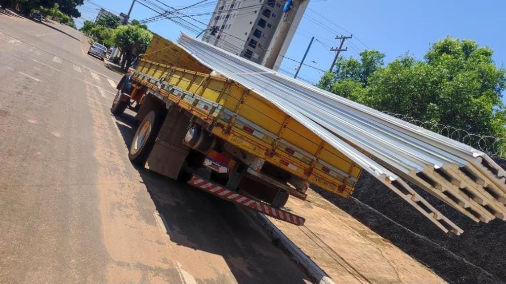 Homem é preso em Rondonópolis por furto de telhas termoacústicas; PM apreende arma e mais de R$ 54 mil