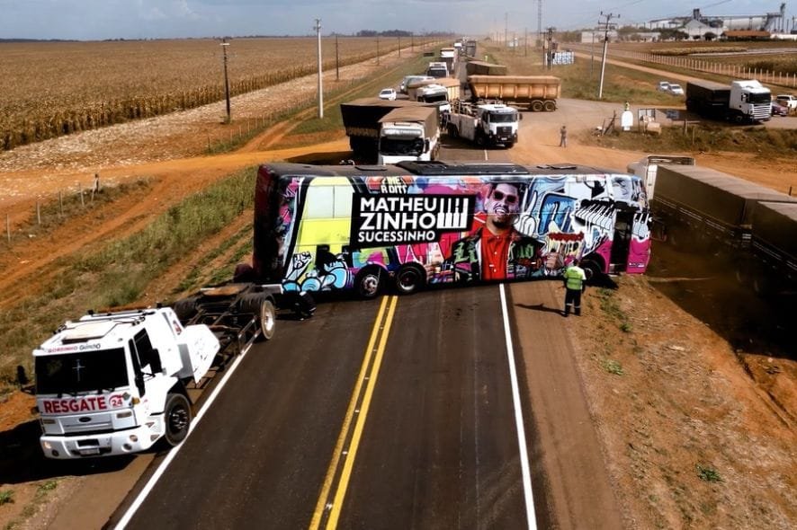 Ônibus de Matheuzinho Sucessinho se envolve em colisão com carretas na rodovia MT-130 em Mato Grosso